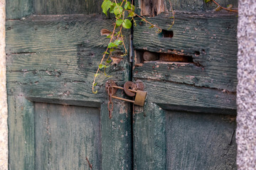 antica porta in legno con serratura 