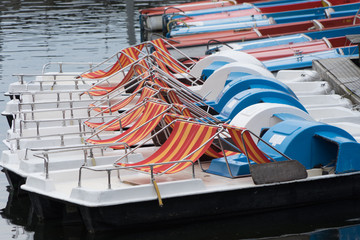 Bunte Tretboote am Bodensee