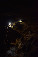 Fototapeta na wymiar Interior de una cueva con luces en una montaña.