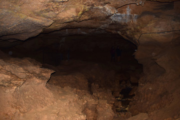 Interior de una cueva con luces en una montaña.
