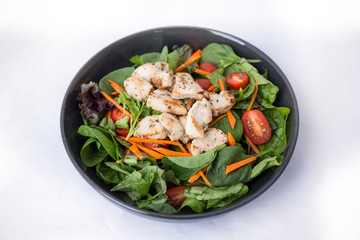 Green salad, tomatoes with grilled chicken