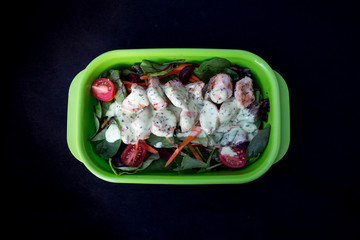 Green salad, tomatoes with grilled chicken