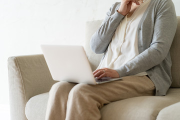 ミドル　女性　パソコン