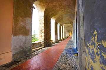 Porticato con finestre.