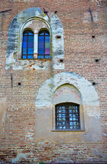 Fototapeta na wymiar Finestre del vecchio castello.