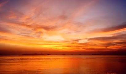 Fototapeta na wymiar Amazing beautiful sunset in the sky