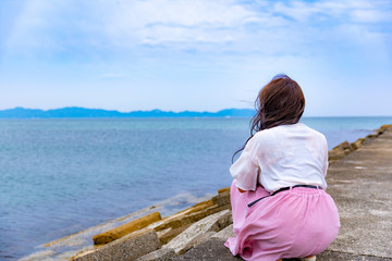 海　女性モデル　夏だ！！　ジャンプ