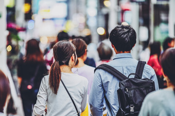 神戸の街を歩く人々