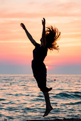 Fototapeta premium female silhouette at sunset sea