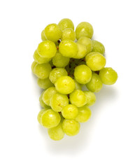 białe winogrona kiść świeże na białym tle