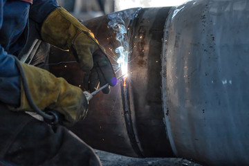 Manual arc welding of large diameter pipeline elements
