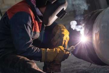 Manual arc welding of large diameter pipeline elements