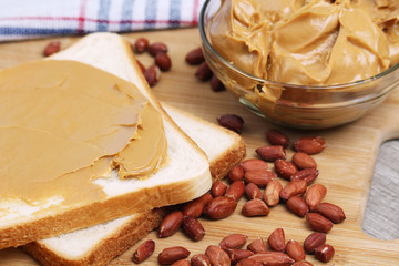 Sandwiches with peanut butter and peanuts	