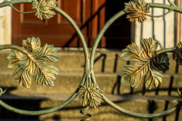 Winne ornamenty na bramie