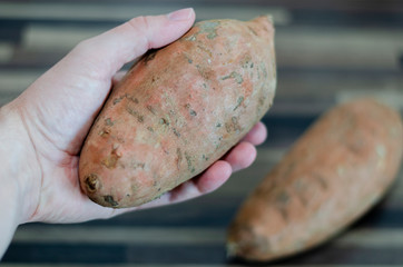 Süßkartoffel in der Hand