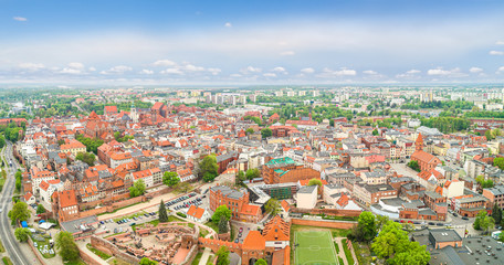 Panorama starego miasta w Toruniu. Krajobraz z lotu ptaka z widocznym zamkiem krzyżackim i katedrą.