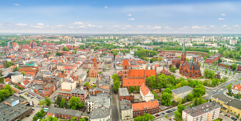 Toruń - Panorama miasta z lotu ptaka z widocznym Rynkiem Nowomiejskim.