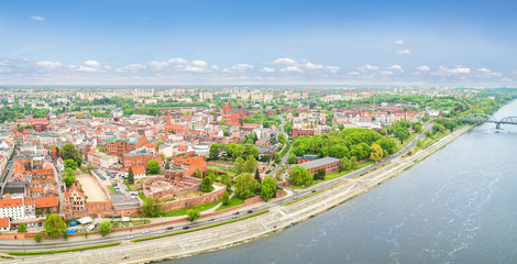 Panorama Torunia z ruinami zamku krzyżackiego i rzeka Wisłą. Krajobraz miasta z lotu ptaka.