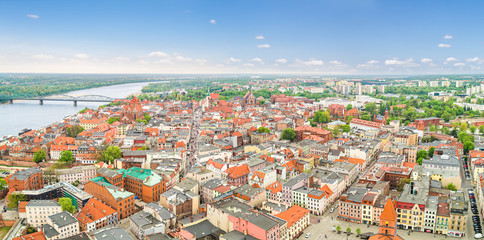 Toruń - panorama miasta z powietrza od rzeki Wisły do Rynku Nowomiejskiego. Krajobraz starego miasta z ulicą Szeroką.