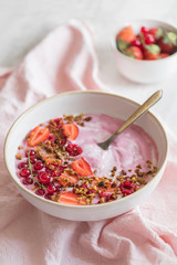 Bol de smoothie yaourt fruits et granola