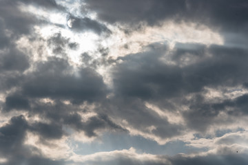 Obraz premium Ciemny pejzaż z promieniami światła