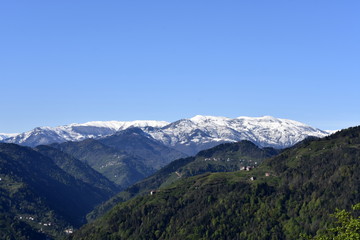 Naklejka premium panoramic view of the mountains