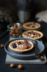 Tartletts mit Schokocreme, Haselnüssen, Blaubeeren und Topping