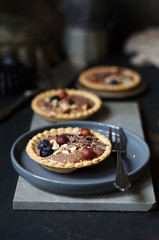 Tartletts mit Schokocreme, Haselnüssen, Blaubeeren und Topping