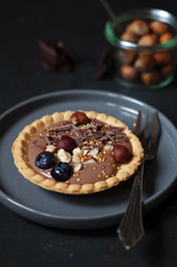 Tartletts mit Schokocreme, Haselnüssen, Blaubeeren und Topping