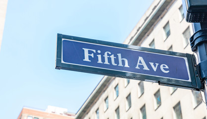 Obraz premium 5th ave, Manhattan New York downtown. Blue color street signs,