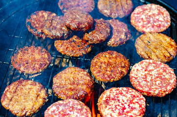 the meat for the Burger on the grill