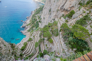 Berühmter Serpentinenpfad Via Krupp auf der Insel Capri in Italien
