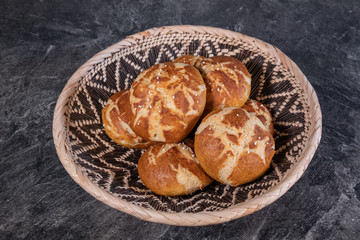 Laugenbrötchen in Brotkorb