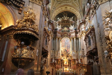 Fototapeta na wymiar interior of st vitus cathedral in prague