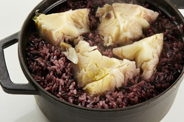 Steamed red rice with cabbage 