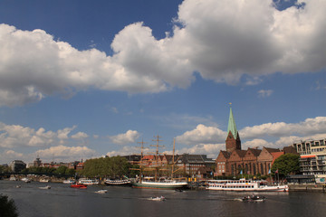 Bremen; Weserpromenade Schlachte mit St. Martini