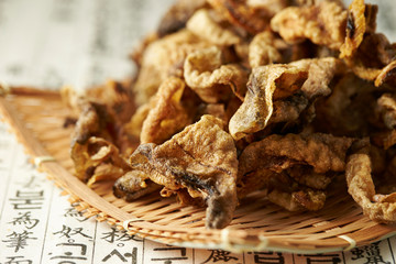 Deep fried fish skin snack 