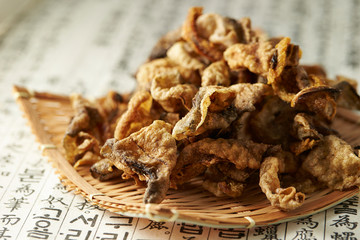 Deep fried fish skin snack 