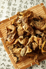 Deep fried fish skin snack 