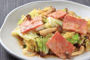 キャベツとベーコンの炒め物