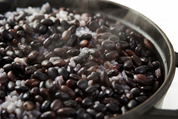 Steamed rice with black beans 