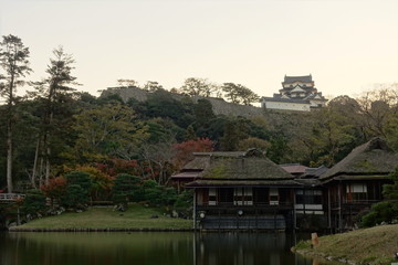 Fototapeta premium 国宝彦根城と秋の玄宮園の夕暮れ時の様子です
