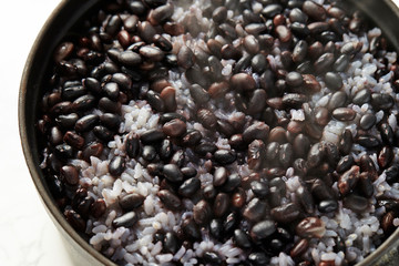 Steamed rice with black beans 