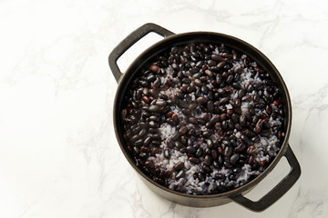 Steamed rice with black beans 
