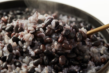 Steamed rice with black beans 