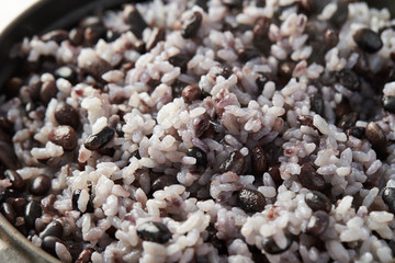 Steamed rice with black beans 