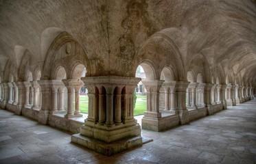 Cloître de l'abbaye de Fontenay à Marmagne, France