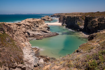Fototapeta na wymiar A Rota dos Pescadores na costa Vicentina, situada no sudoeste de Portugal, é caracterizada pelas suas formações rochosas e praias de águas cristalinas.