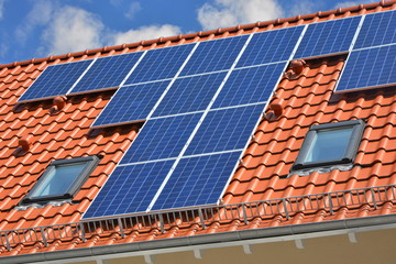 Solaranlage auf dem Ziegeldach eines Wohngebäudes