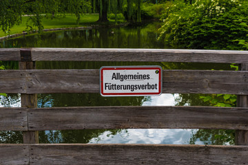 Fototapeta na wymiar Brücke Teich Schild